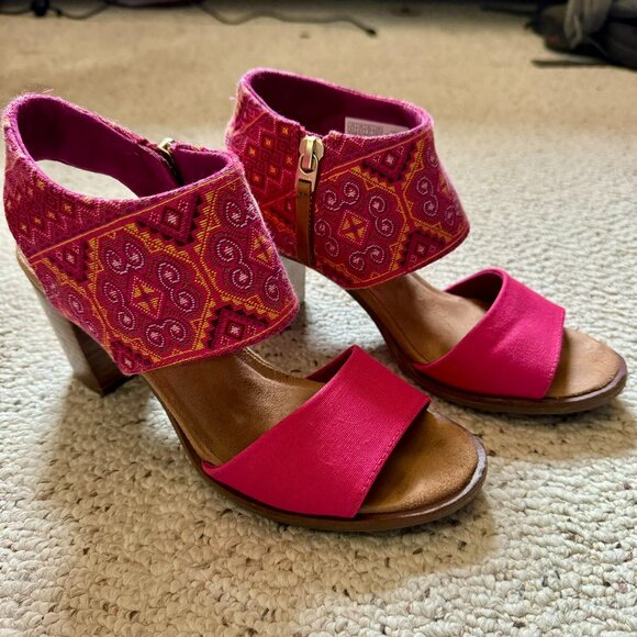 Toms Shoes - pink TOMS heeled peep-toes w/ zip closure & geometric pattern, women's size 6.5